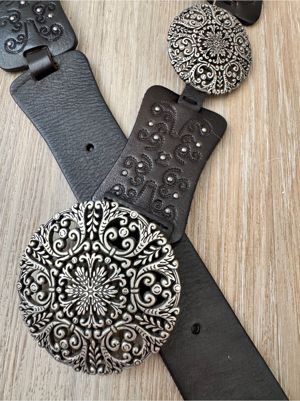 Fossil Black Leather Concho Hip Belt Silver Filigree Medallion Boho Y2K 34-38 - Picture 2 of 5